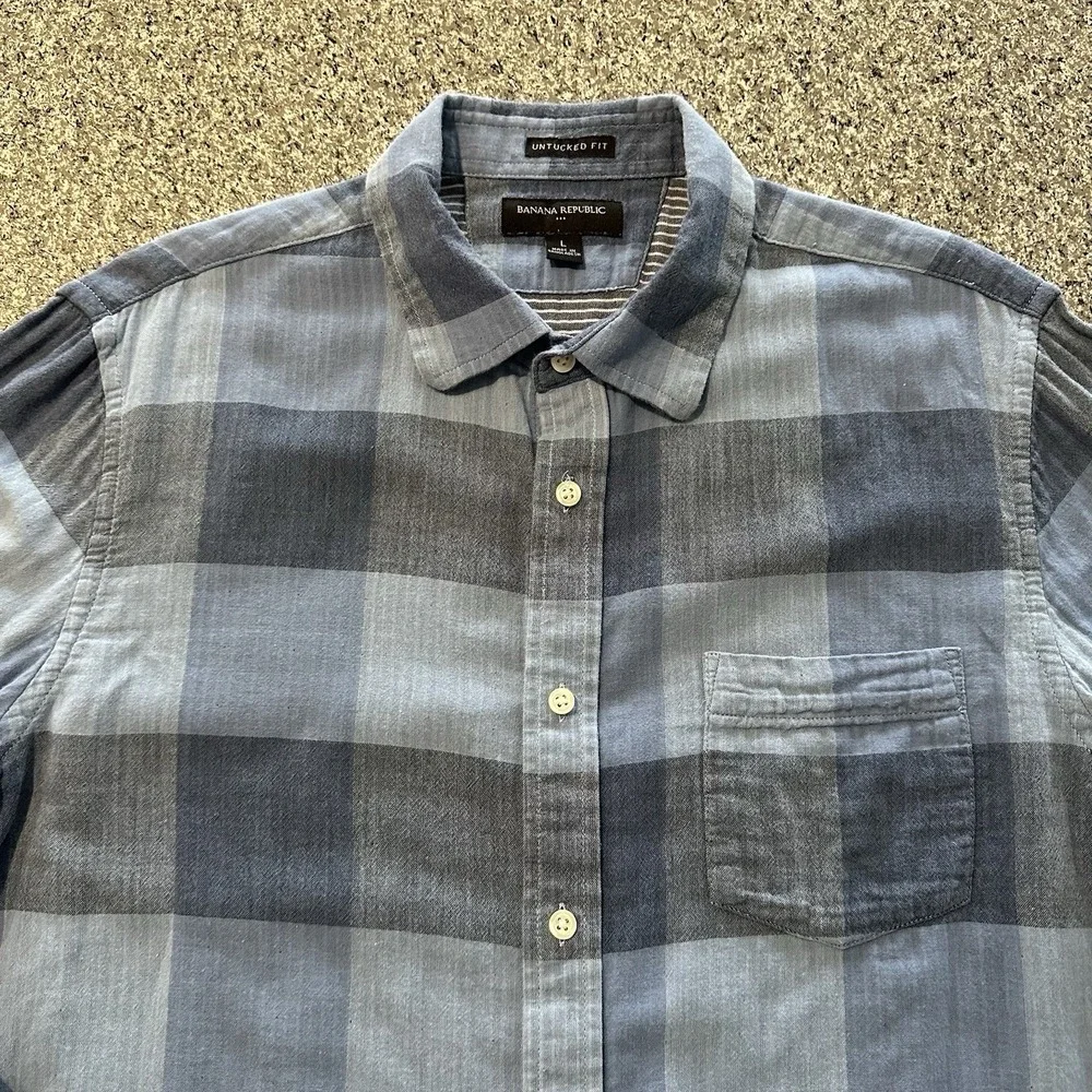 Banana Republic Untucked Fit Button Up Shirt‎ Men's Size L Blue Double Weave